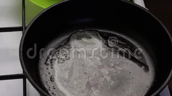 一块黄油在预热的锅里融化一个男人在上面放了一个鸡肉卷四面煎炸视频的预览图