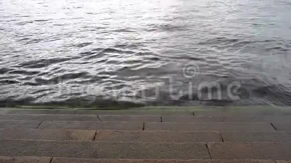 台阶被河水冲走了视频的预览图