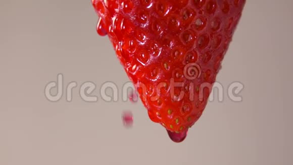 把红色的汁液滴在草莓上视频的预览图