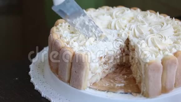 蛋糕萨沃亚迪饼干一个女人从他身上切下一块放在盘子里视频的预览图