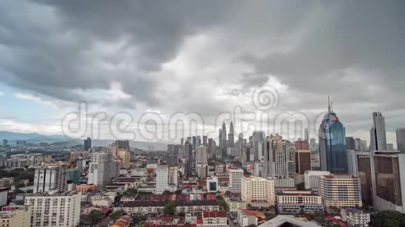 马来西亚首都吉隆坡的全景在暴雨和雷云中时光流逝视频的预览图
