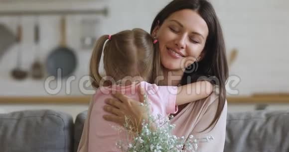 幸福快乐小妈妈抱着小女儿捧鲜花视频的预览图