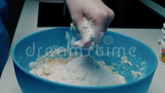 女孩把面粉倒进碗里视频的预览图