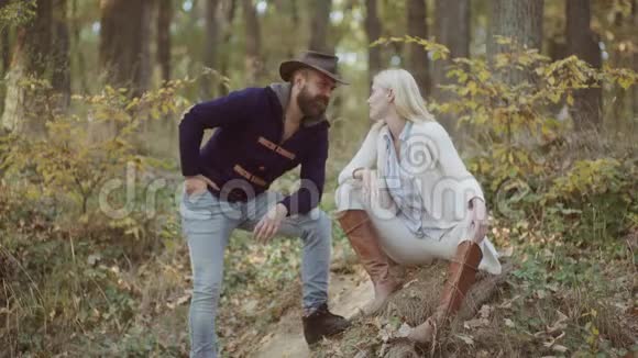 年轻夫妇穿着时髦的秋装高级时装模特在秋天公园摆姿势时尚画像视频的预览图