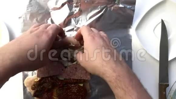 一个人包着一卷从鸡肉猪油奶酪腊肠和晒干的西红柿从上面看视频的预览图