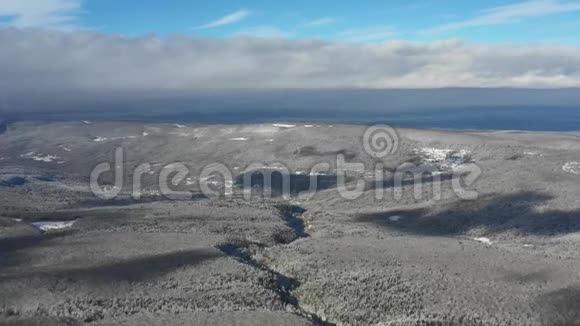 冬日的山景从高处俯瞰白雪森林视频的预览图