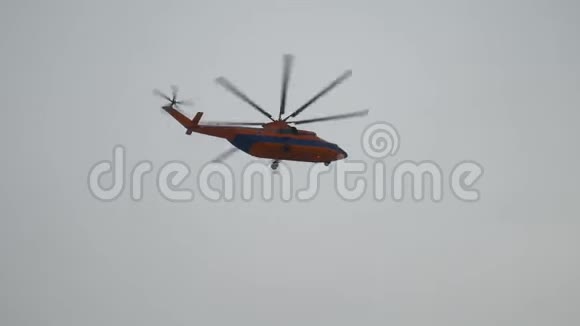 一架消防直升机在灰色的天空上飞行视频的预览图