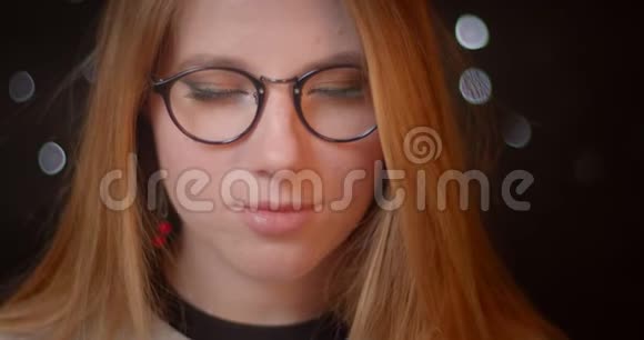 亮妆的金发模特将她的眼镜和bokeh背景上的相机调情视频的预览图