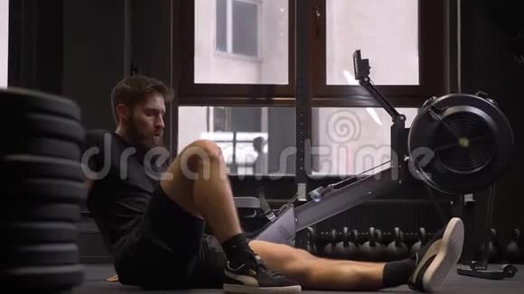 成人肌肉运动健美运动员摆动压力和举重运动在室内疲劳视频的预览图