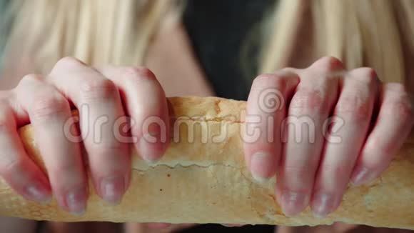 女人用优雅的双手慢动作打破面包袋视频的预览图
