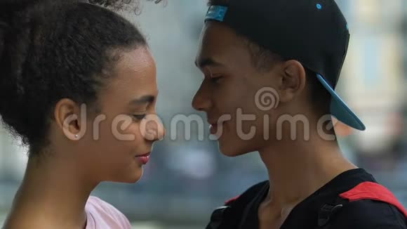 年轻的多民族夫妇拥抱在一起享受浪漫的消遣爱视频的预览图