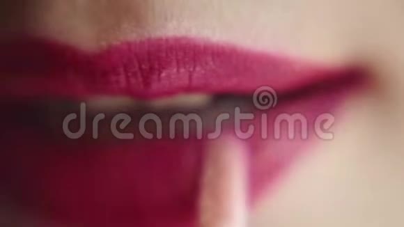 丰满的女人嘴唇女人的嘴唇上贴着红色的口红唇瓣情绪特写视频的预览图