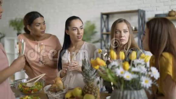 一组5名混血妇女女人笑着说早午餐视频的预览图
