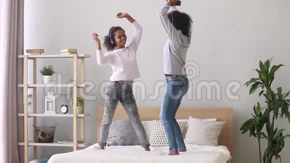 混合种族的母亲和女儿喜欢在床上跳舞视频的预览图
