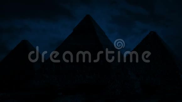 夜晚沙漠中的金字塔视频的预览图