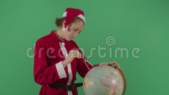 女人圣诞老人在世界各地视频的预览图