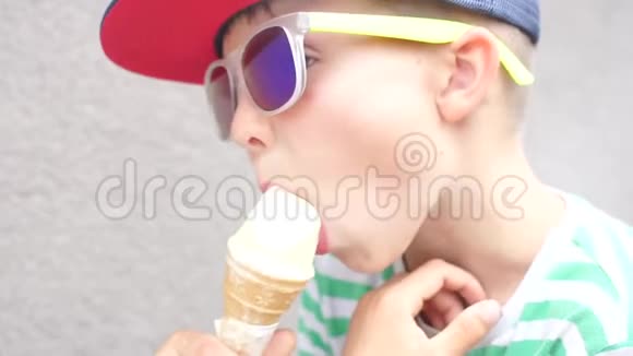 男孩在学校吃舔冰淇淋视频的预览图