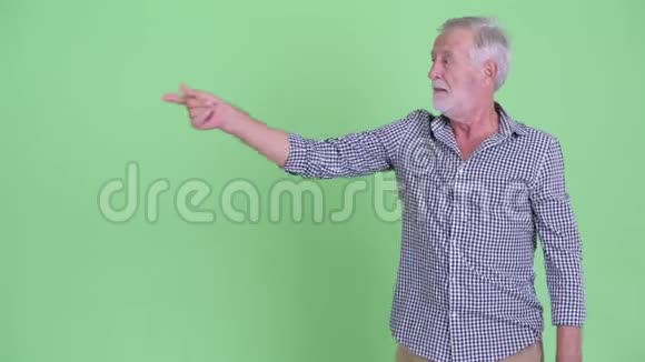 一个严肃的大胡子男人抓着手指竖起大拇指视频的预览图