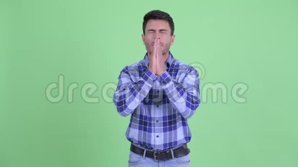 穿着年轻的西班牙裔男子祈祷和绝望视频的预览图