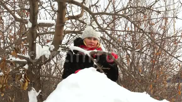 坐在雪堆上的女孩视频的预览图