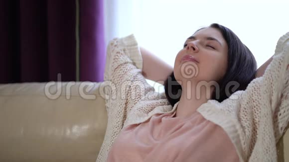 放松的女人午睡时双手抱在头后视频的预览图