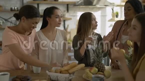 五个混血女朋友在厨房喝茶咖啡女人玩得开心聊天视频的预览图