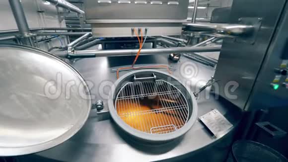大型机器在一个设施中混合乳制品视频的预览图