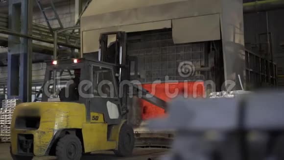 装载机在铝厂碗中混合红热铝铝铸造炉装载金属高炉视频的预览图