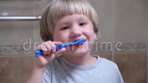 小男孩自己刷牙刷牙视频的预览图