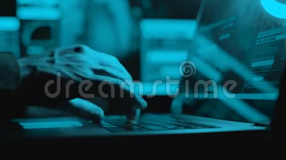 哈克晚上在用笔记本电脑手在键盘或黑客网站上输入病毒代码特写视频的预览图