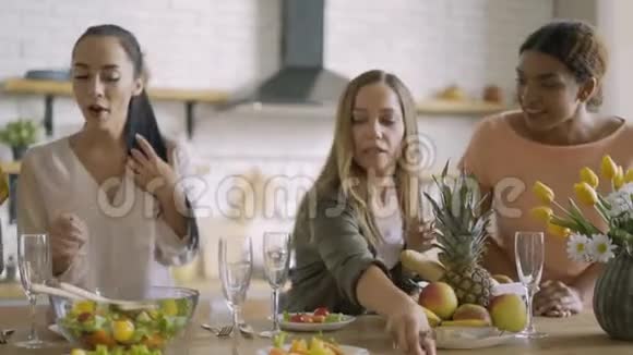 5个年轻活跃的女朋友做沙拉并准备晚餐把盘子放在桌子上笑声和乐趣视频的预览图