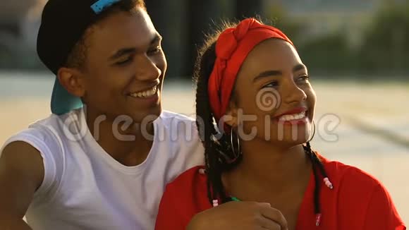 快乐的非裔美国青少年夫妇笑着在户外玩得开心关系融洽视频的预览图