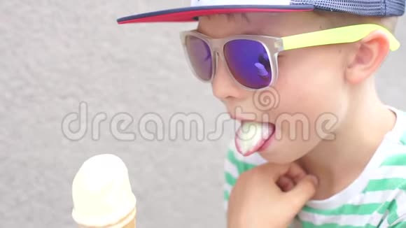 夏天在街上舔冰淇淋的青少年视频的预览图
