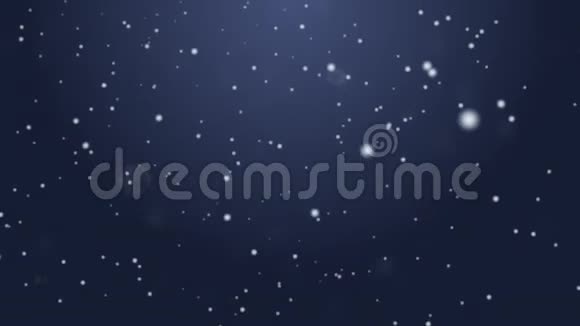 柔和的雪和星星落在蓝色的背景上视频的预览图