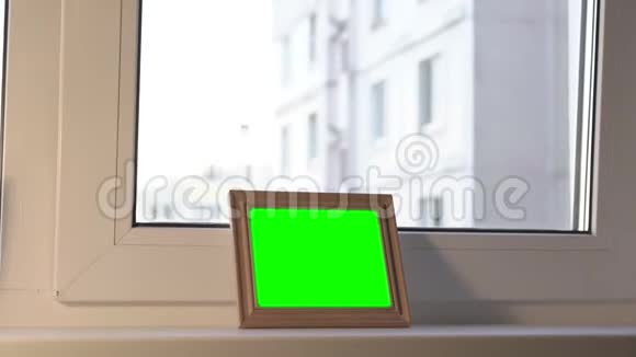 在窗台上画带有彩色关键样式的木框视频的预览图
