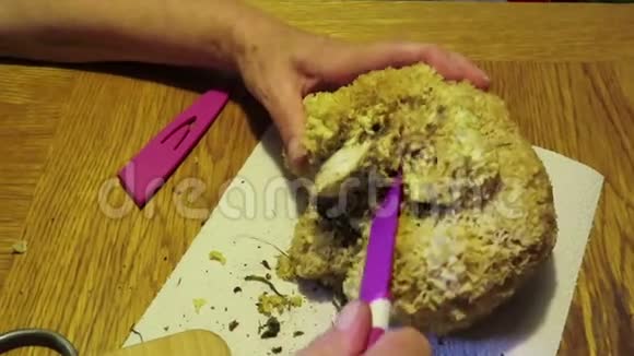 花椰菜木耳片薯片准备蘑菇吃饭清洁视频的预览图