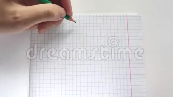 欧洲白人女性左撇子用铅笔在笔记本上写着你好视频的预览图