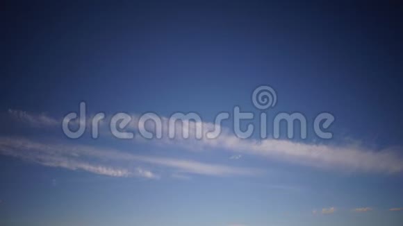 蓝色天空中的云彩在流逝视频的预览图