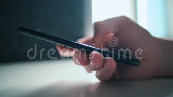 男人手在按压和触摸手机男人在智能手机或冲浪网站上使用应用程序视频的预览图