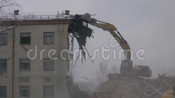 挖掘机拆旧建筑物挖掘机液压臂撞击屋顶视频的预览图