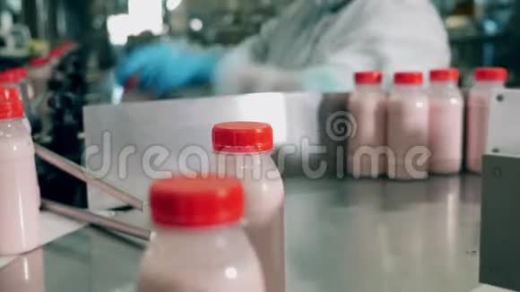 一家奶酪厂里的酸奶瓶食品包装食品工厂输送机食品生产视频的预览图