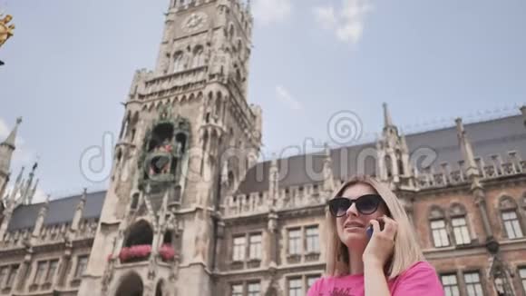 女孩在慕尼黑市政厅的背景下打电话德国视频的预览图
