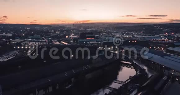 2019年12月美丽的日落时分谢菲尔德工业城和唐河的空中时光流逝视频的预览图
