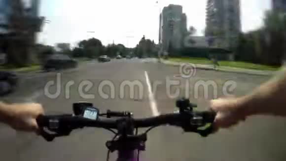 骑自行车穿越城市到田野后面的湖和河上的桥视频的预览图