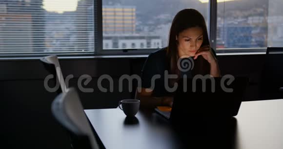 关注年轻的高加索女性高管在笔记本电脑上工作的正面看法视频的预览图