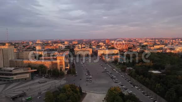 鸟瞰市中心和自由广场欧洲最大的广场乌克兰哈尔科夫市美丽美丽视频的预览图