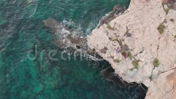 阿伊亚纳帕海滩线由天然白色海岩和蓝色泻湖组成视频的预览图