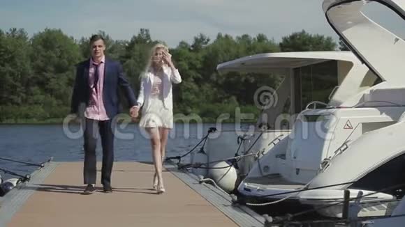 恋爱中的情侣在码头散步视频的预览图