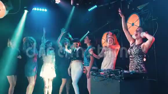 美丽的DJ女孩表演与人跳舞的背景视频的预览图