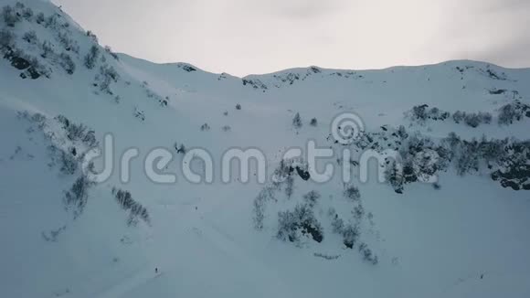 冬季滑雪板和滑雪跑道上的空中射击景观视频的预览图